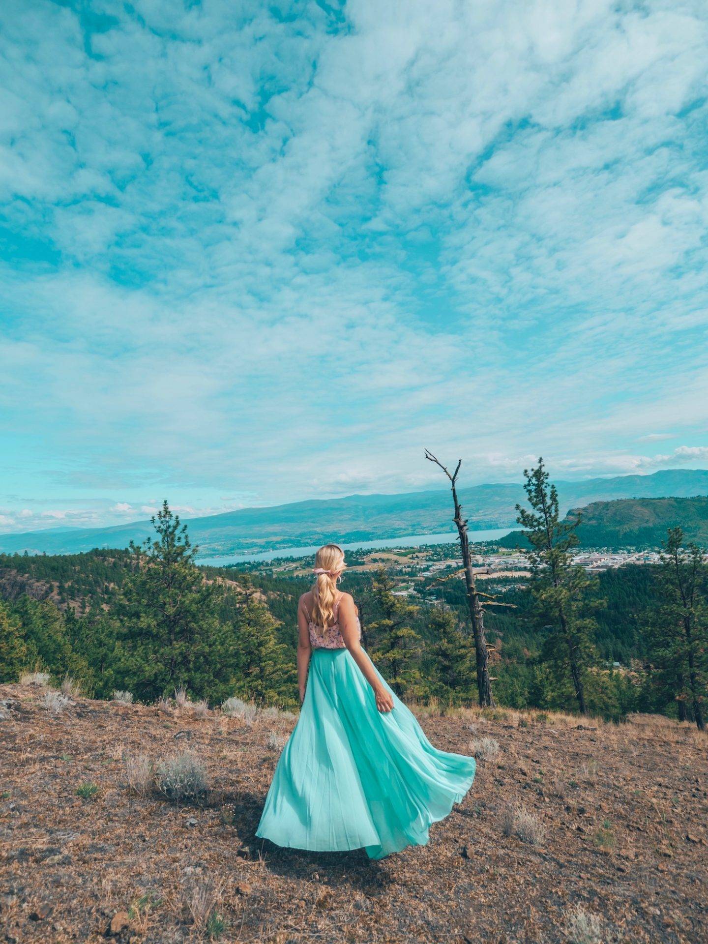 Planning a trip to Kelowna soon? This guide covers all the best things to do in Kelowna from a locals perspective! From wineries and cideries, to adventure activities, hikes, waters sports and more. This guide has everything you need to plan your visit to beautiful Kelowna! Pictured here: Hike at McDougall Rim