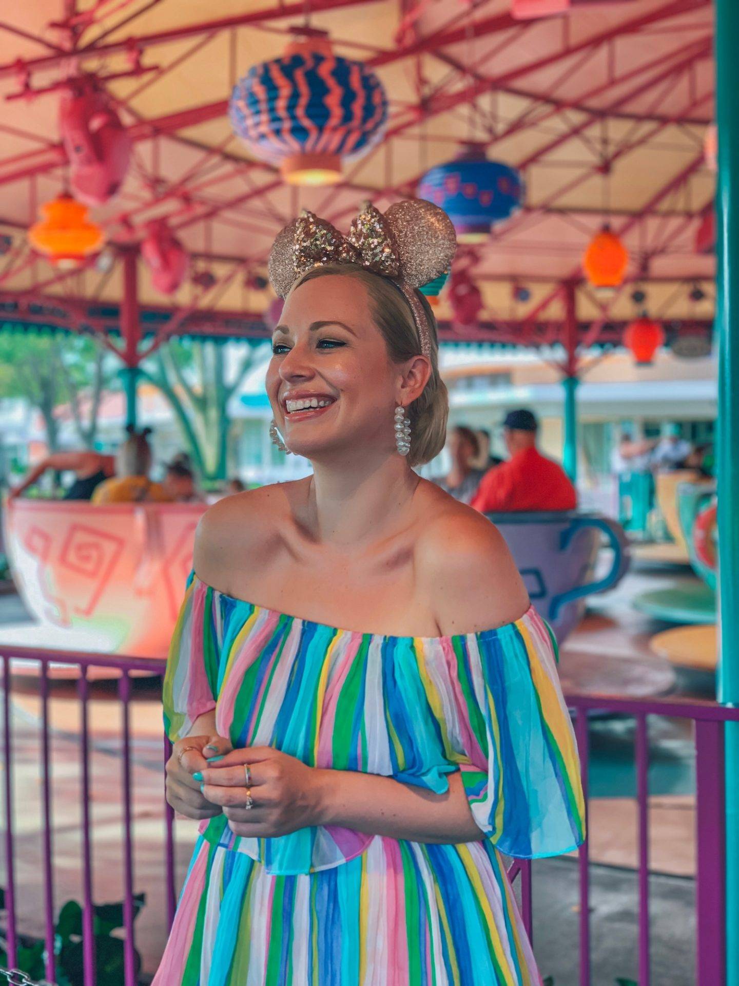 Mad Hatters Tea Party ride at Disney World. Click the photo for a complete guide on how to get the perfect photo at Disney! Includes a list of all the top Disney World photo spots. via www.kirstenwendlandt.com
