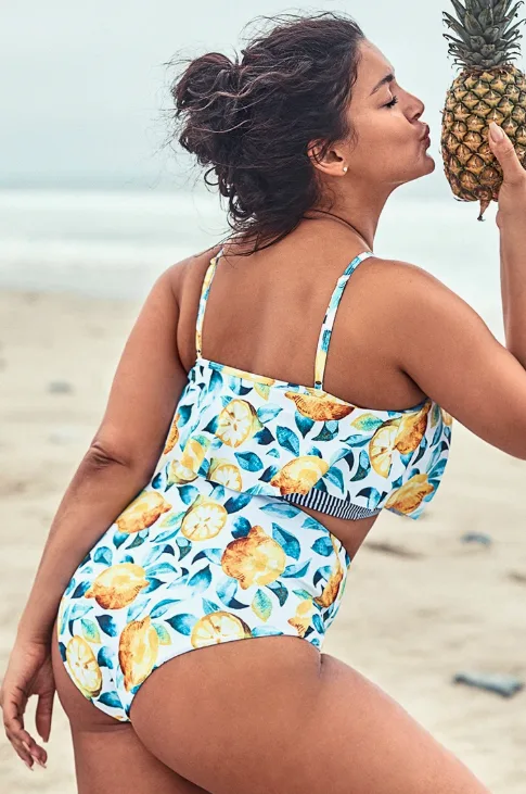 Lemon bikini by Cupshe looking amazing on a plus sized model on the beach