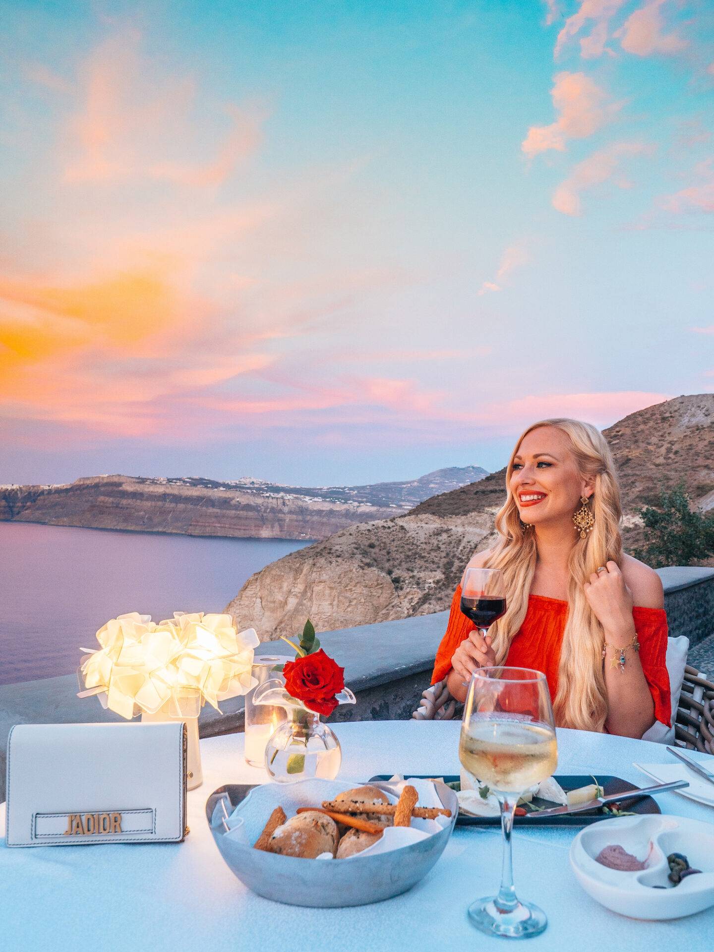 The best photo spots and most instagrammable places in Santorini: Astarte Suites in Akrotiri. Click the photo to see the rest of my list of the best instagram photo spots in Santorini!