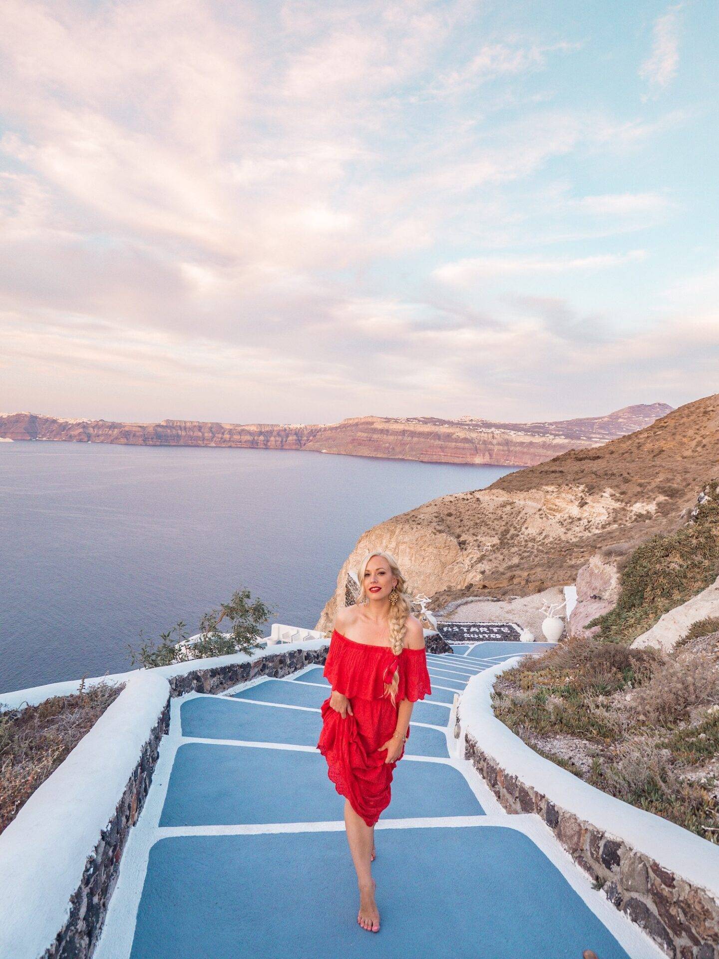 The best photo spots and most instagrammable places in Santorini: Astarte Suites in Akrotiri. Click the photo to see the rest of my list of the best instagram photo spots in Santorini!
