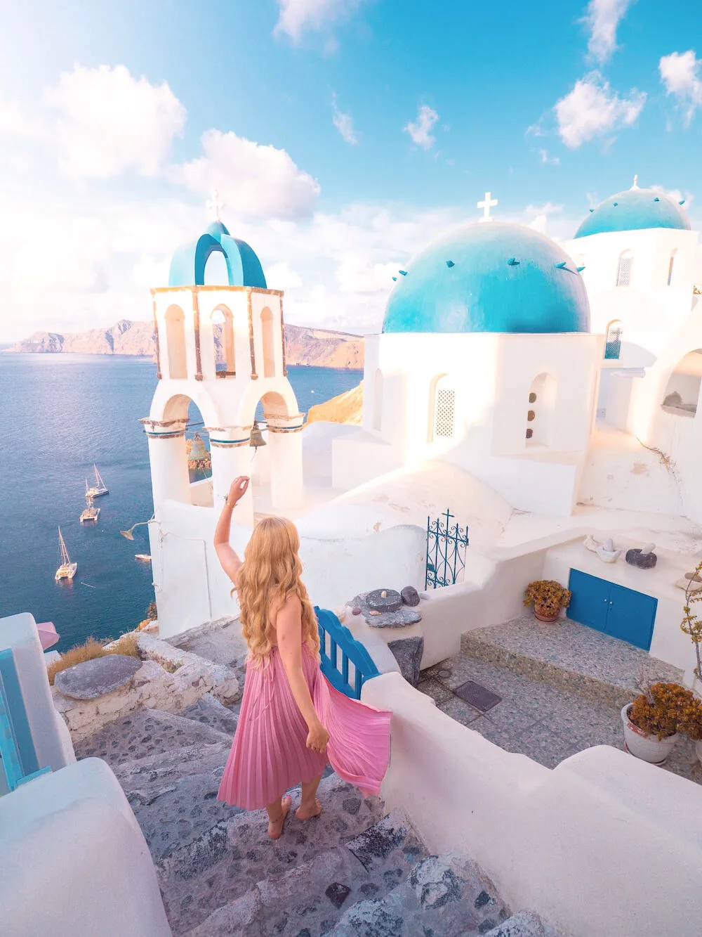 The best photo spots and most instagrammable places in Santorini: A complete photo guide. Click the photo to see the list of the best instagram photo spots in Santorini!