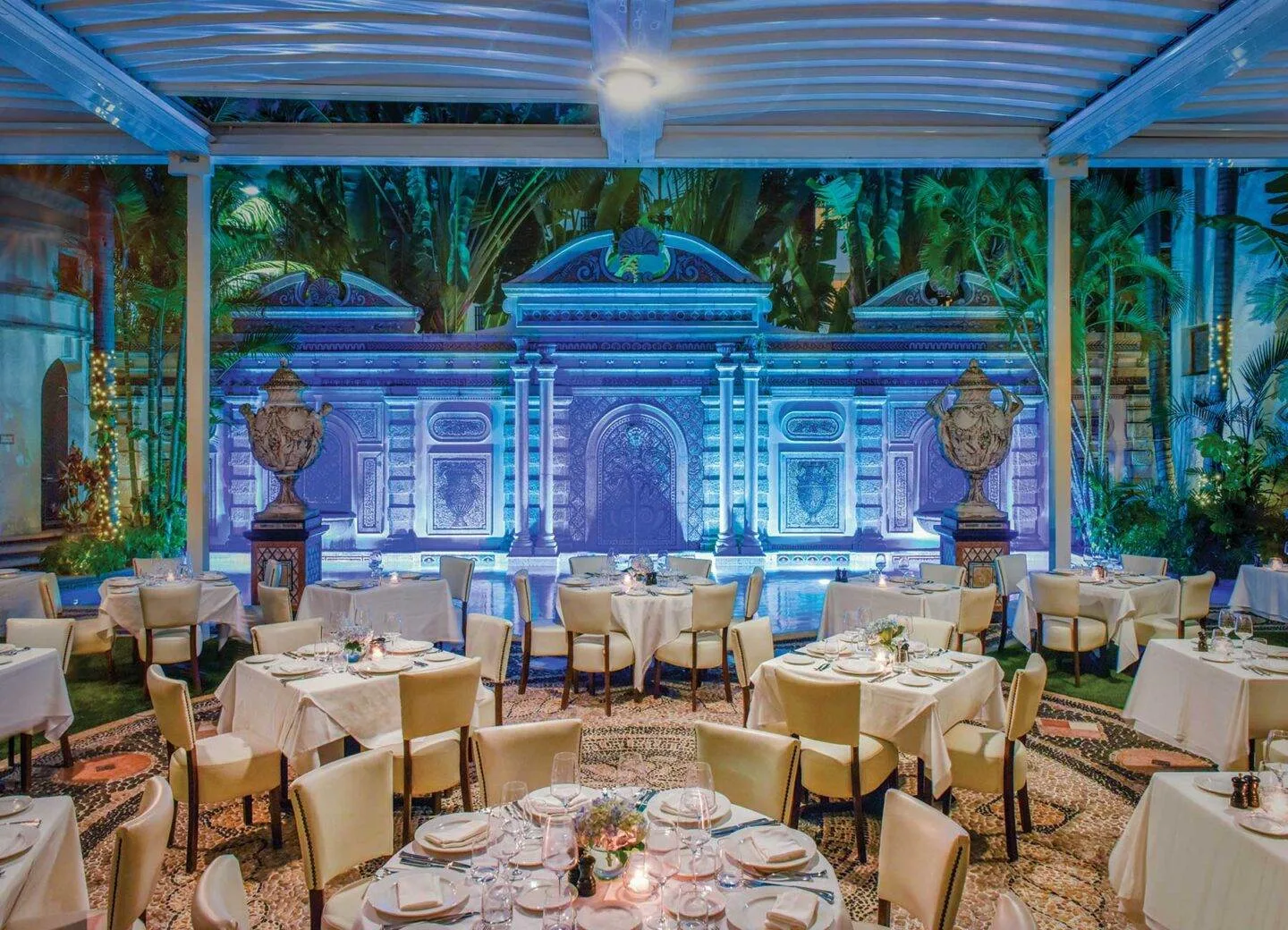 Gianni's wins for the most opulent fine dining restaurant on this list of best restaurants in South Beach. The interior is absolutely stunning!