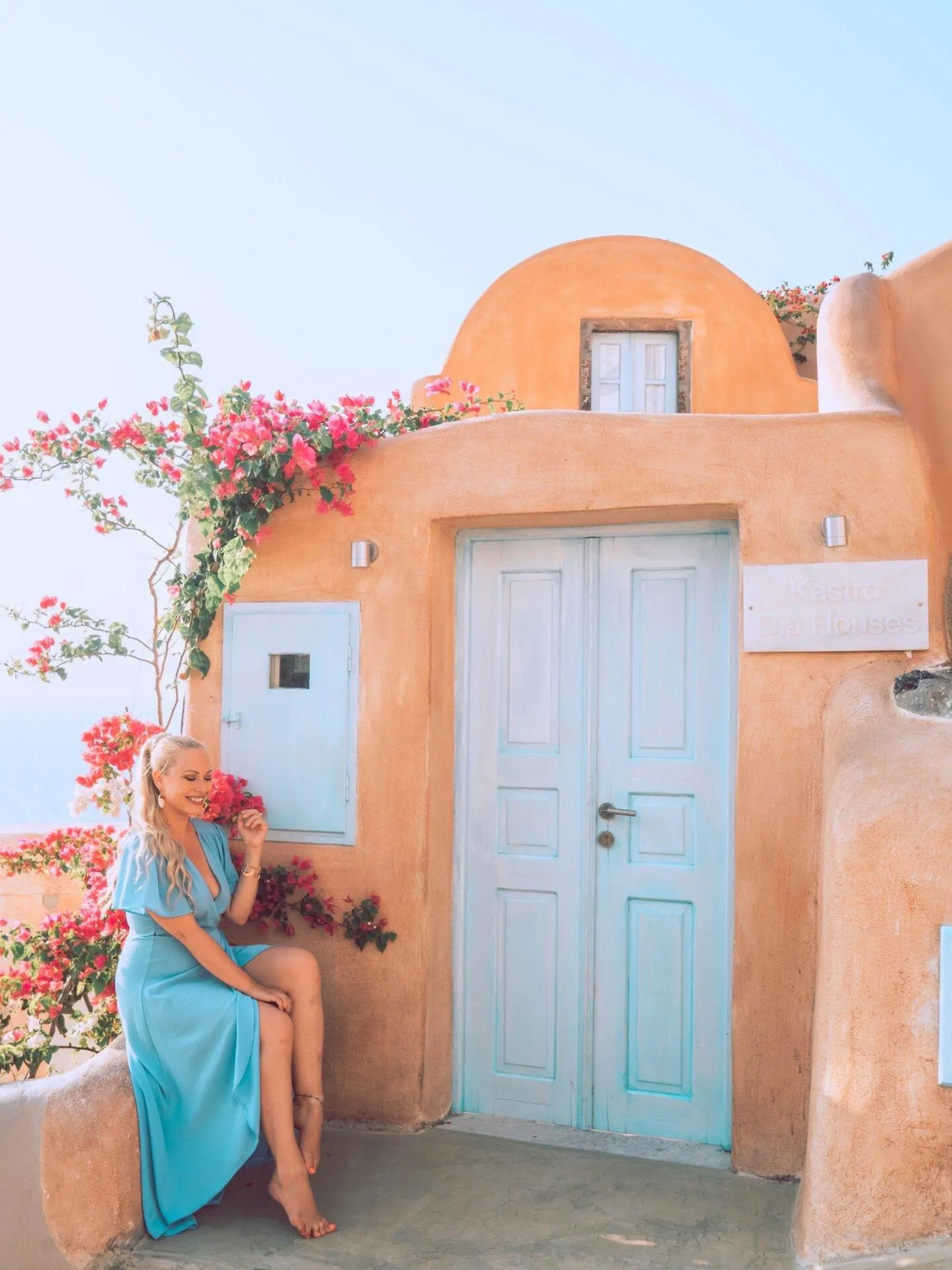 The best photo spots and most instagrammable places in Santorini: Kastro Oia Houses. Click the photo to see the rest of my list of the best instagram photo spots in Santorini!