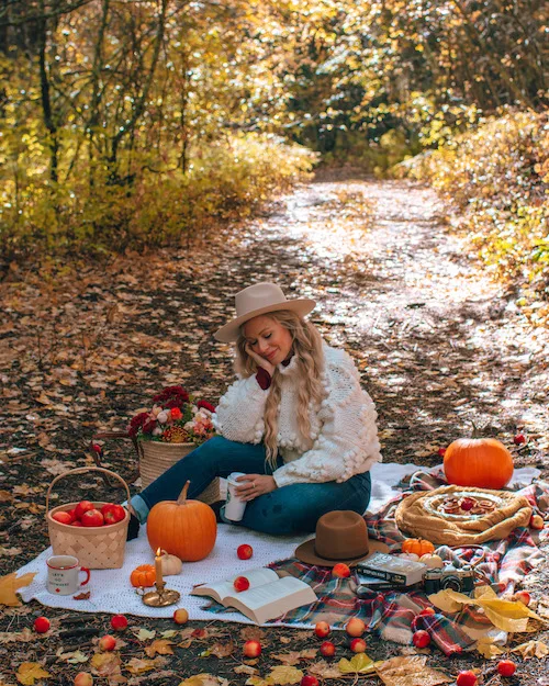 Looking for some unique and creative fall photoshoot ideas to try out this autumn? Heres a list of 20 fall photography ideas that will help you achieve the fall aesthetic of your dreams. Whether you want to aim for destination photography, try your hand at shooting with props, or want to get spooky for the Halloween season. This post has all sorts of fall photography ideas to help you get some really fun seasonal fall photos for your instagram.