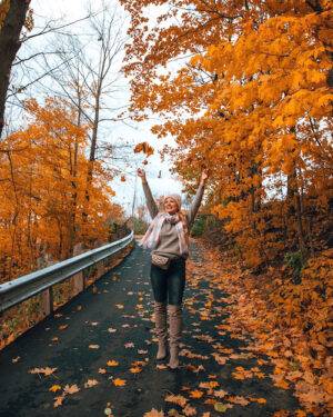 Looking for some unique and creative fall photoshoot ideas to try out this autumn? Heres a list of 20 fall photography ideas that will help you achieve the fall aesthetic of your dreams. Whether you want to aim for destination photography, try your hand at shooting with props, or want to get spooky for the Halloween season. This post has all sorts of fall photography ideas to help you get some really fun seasonal fall photos for your instagram.