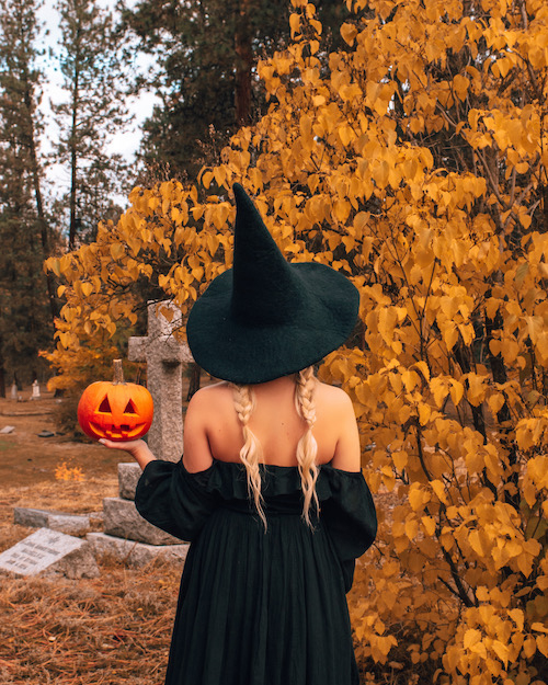 Looking for some unique and creative fall photoshoot ideas to try out this autumn? Heres a list of 20 fall photography ideas that will help you achieve the fall aesthetic of your dreams. Whether you want to aim for destination photography, try your hand at shooting with props, or want to get spooky for the Halloween season. This post has all sorts of fall photography ideas to help you get some really fun seasonal fall photos for your instagram.