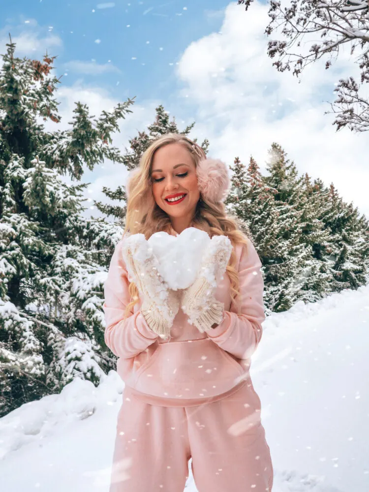 Looking for some ideas to help you create the winter instagram feed of your dreams? This guide on 22 creative winter photoshoot ideas is here to help! From poses to props, locations ideas, to using snow in fun ways and more. Click for the full list! 