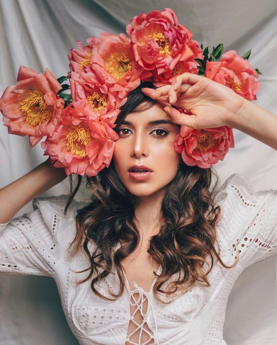 Home Photoshoot Ideas to try now! If you're looking for some unique home photoshoot ideas heres a list of 25 photography ideas you can do from from home! Click the photo for the whole list! Pictured here: Make a headdress or crown out of flowers