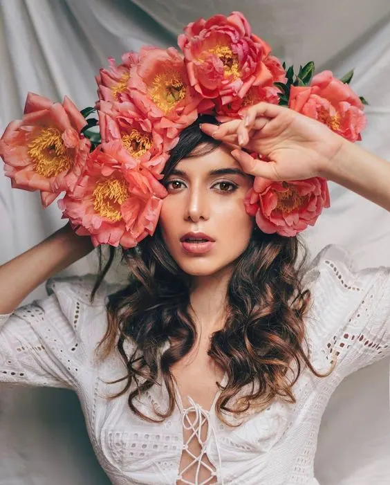 Home Photoshoot Ideas to try now! If you're looking for some unique home photoshoot ideas heres a list of 25 photography ideas you can do from from home! Click the photo for the whole list! Pictured here: Make a headdress or crown out of flowers