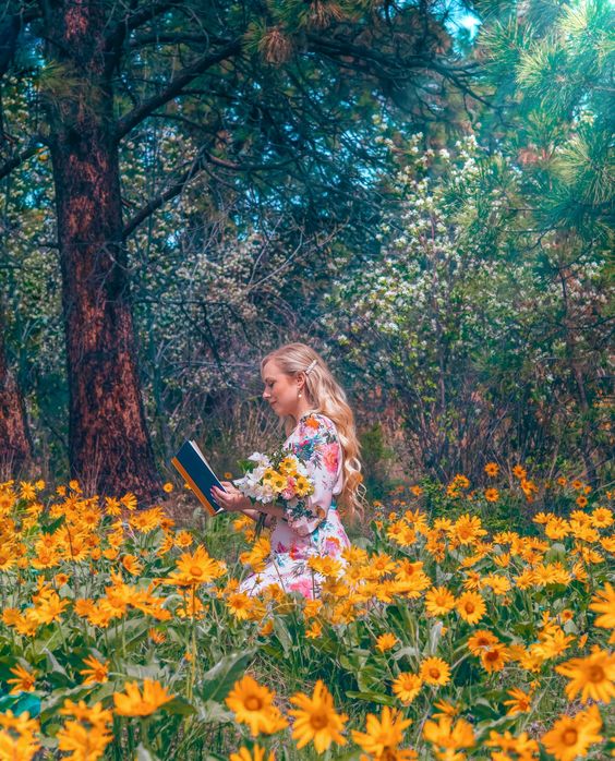 20 easy & creative outdoor photoshoot ideas to do in your own backyard inspired by our favourite instagrammers! Pictured here: Create a dreamy scene with a book