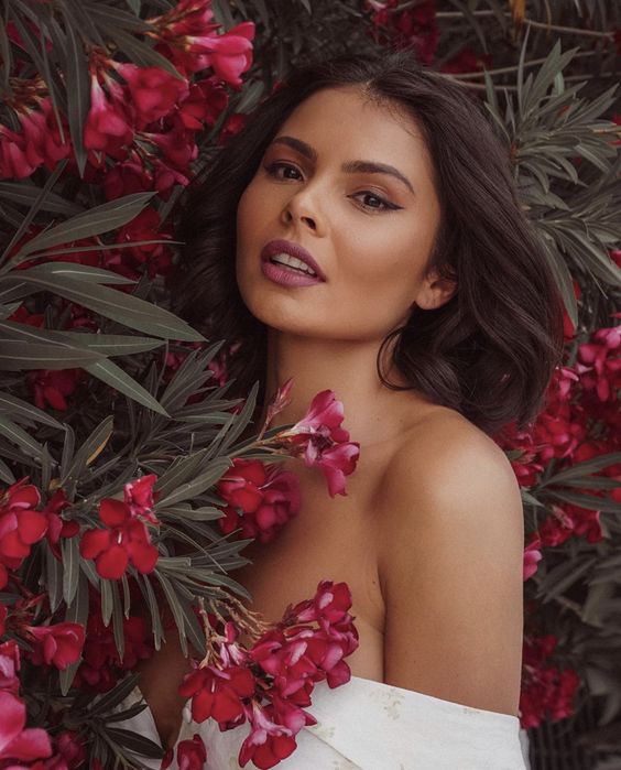 20 easy & creative outdoor photoshoot ideas to do in your own backyard inspired by our favourite instagrammers! Pictured here: Shoot portraits with a blooming tree