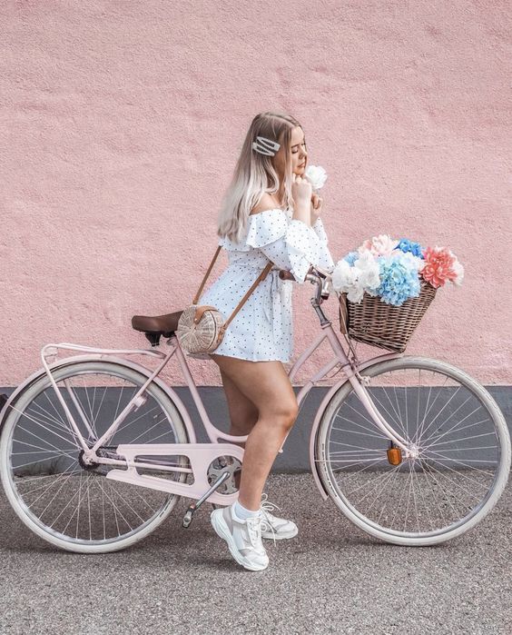 20 easy & creative outdoor photoshoot ideas to do in your own backyard inspired by our favourite instagrammers! Pictured here: Grab your bike