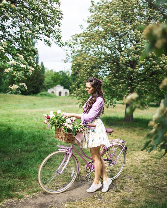 20 easy & creative outdoor photoshoot ideas to do in your own backyard inspired by our favourite instagrammers! Pictured here: Grab your bike