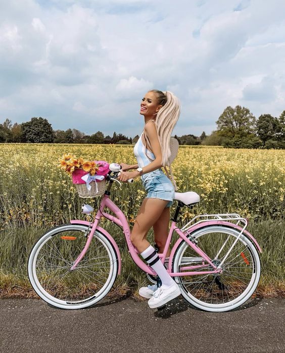20 easy & creative outdoor photoshoot ideas to do in your own backyard inspired by our favourite instagrammers! Pictured here: Grab your bike