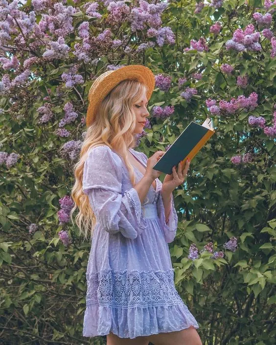 20 easy & creative outdoor photoshoot ideas to do in your own backyard inspired by our favourite instagrammers! Pictured here: Create a dreamy scene with a book