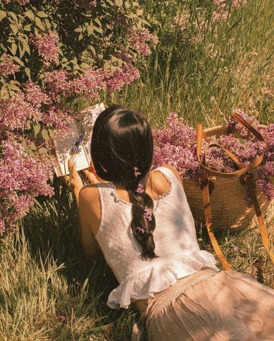 20 easy & creative outdoor photoshoot ideas to do in your own backyard inspired by our favourite instagrammers! Pictured here: Create a dreamy scene with a book