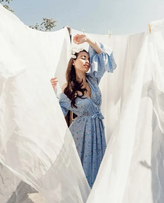 20 easy & creative outdoor photoshoot ideas to do in your own backyard inspired by our favourite instagrammers! Pictured here: Shoot with your clothesline