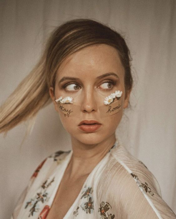 20 easy & creative outdoor photoshoot ideas to do in your own backyard inspired by our favourite instagrammers! Pictured here: Glue/tape flowers to your face