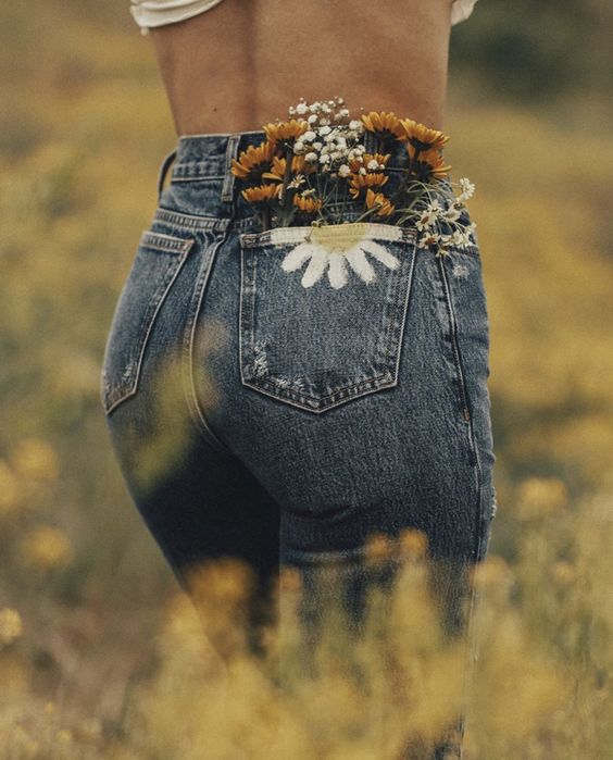 20 easy & creative outdoor photoshoot ideas to do in your own backyard inspired by our favourite instagrammers! Pictured here: Put flowers in your back pocket
