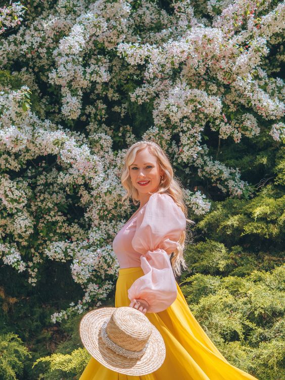 20 easy & creative outdoor photoshoot ideas to do in your own backyard inspired by our favourite instagrammers! Pictured here: Shoot portraits with a blooming tree