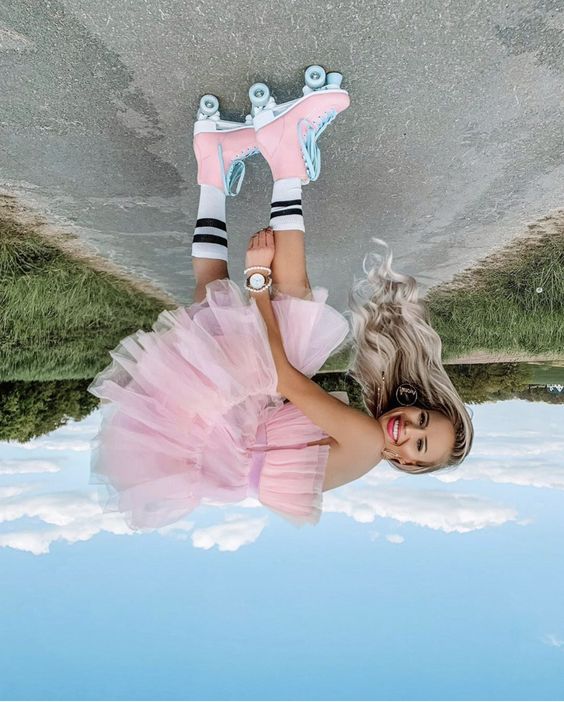 20 easy & creative outdoor photoshoot ideas to do in your own backyard inspired by our favourite instagrammers! Pictured here: Use your roller skates