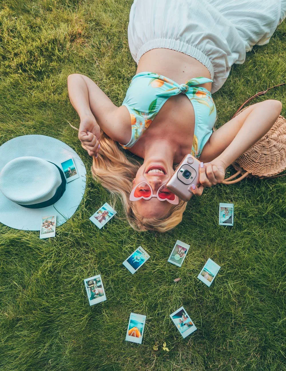 20 easy & creative outdoor photoshoot ideas to do in your own backyard inspired by our favourite instagrammers! Pictured here: Lay in the grass