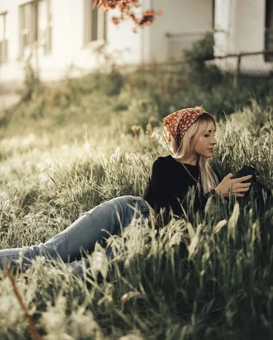 20 easy & creative outdoor photoshoot ideas to do in your own backyard inspired by our favourite instagrammers! Pictured here: Lay in the grass