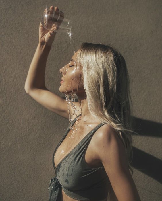 20 easy & creative outdoor photoshoot ideas to do in your own backyard inspired by our favourite instagrammers! Pictured here: Pour water over yourself