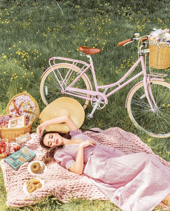 20 easy & creative outdoor photoshoot ideas to do in your own backyard inspired by our favourite instagrammers! Pictured here: Try a picnic scene