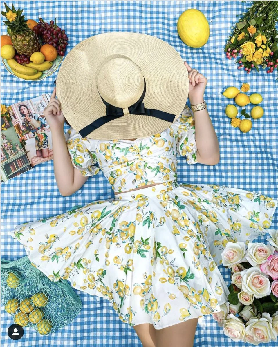 20 easy & creative outdoor photoshoot ideas to do in your own backyard inspired by our favourite instagrammers! Pictured here: Try a picnic scene
