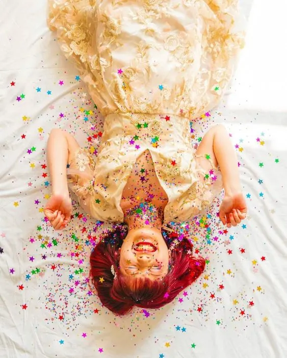 Home Photoshoot Ideas to try now! If you're looking for some unique home photoshoot ideas heres a list of 25 photography ideas you can do from from home! Click the photo for the whole list! Pictured here: grab some glitter