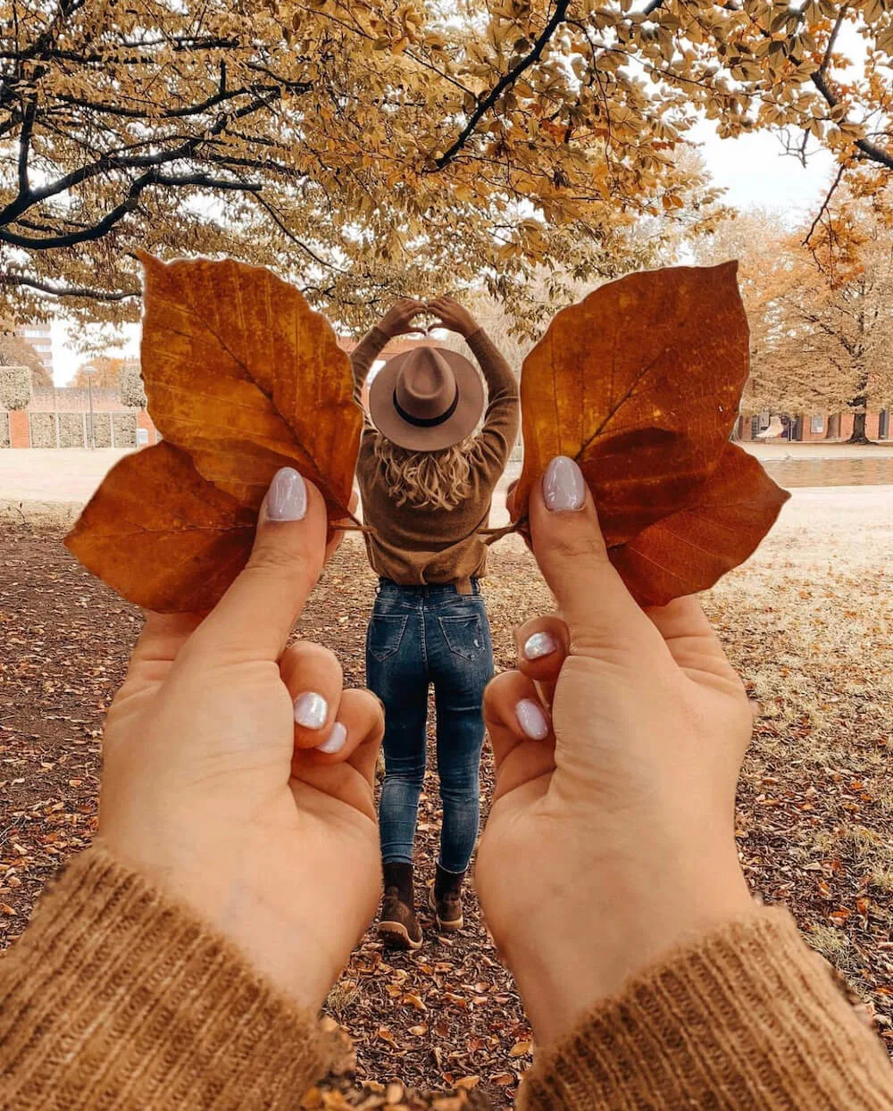 Looking for some unique and creative fall photoshoot ideas to try out this autumn? Heres a list of 20 fall photography ideas that will help you achieve the fall aesthetic of your dreams. Whether you want to aim for destination photography, try your hand at shooting with props, or want to get spooky for the Halloween season. This post has all sorts of fall photography ideas to help you get some really fun seasonal fall photos for your instagram.