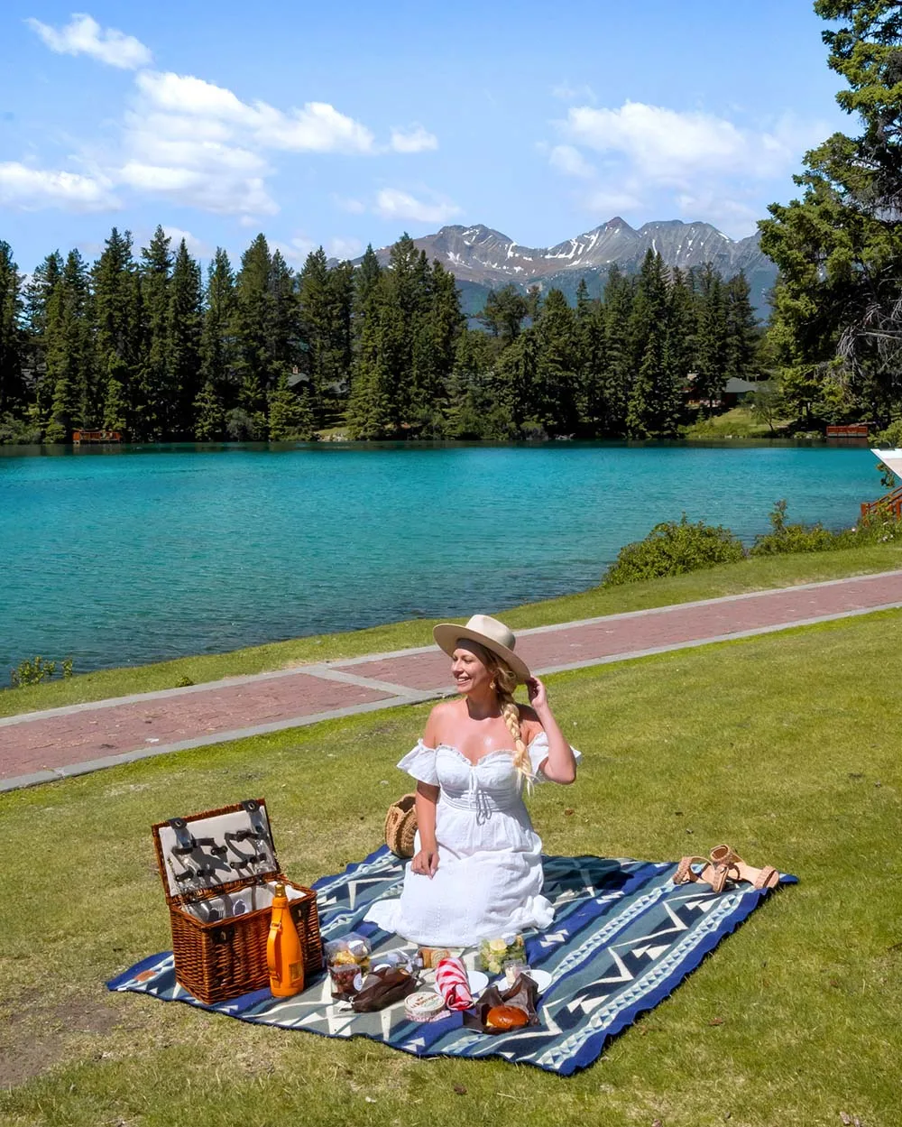 Planning a trip to Jasper National Park soon? Here's a local's guide to some of the best things to do in Jasper. From hikes and trails to adventure sports, family friendly excursions, dining experiences and more. You won't want to miss this guide of the best things to do and places to see in Jasper. Pictured here: Have a champagne picnic in the mountains