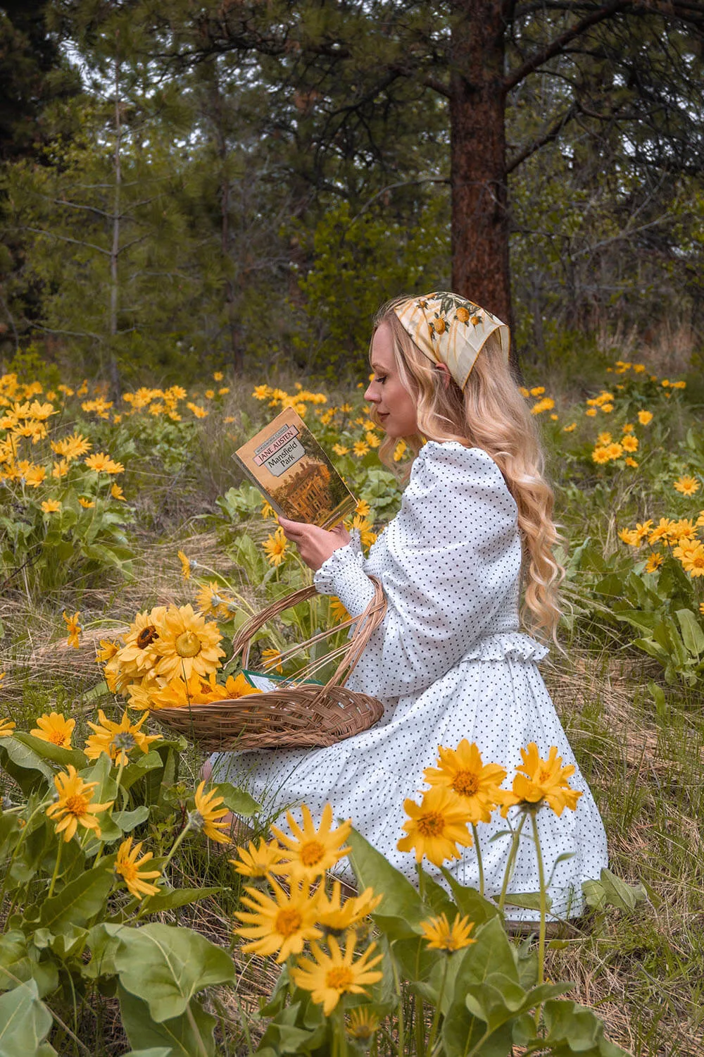 Looking for some unique and creative spring photoshoot ideas to elevate your instagram? Heres a list of 22 spring photography ideas that will help you achieve the spring aesthetic of your dreams. Whether you want to aim for destination photography, try your hand at shooting with props, or want some creative ideas, this post has all sorts of spring photography ideas to help you get some really fun seasonal spring photos for your instagram.