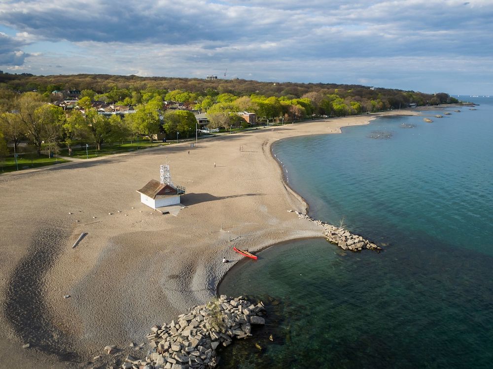 Looking for an incredible place to enjoy your next picnic in Toronto? This guide features some of the best picnic spots in Toronto from a local's perspective. Whether you're looking to picnic in a park, to spend your day sunning and snacking on a beach, prefer a garden hang, or want to check out a more unique destination, this guide has all of the best picnic spots for you to choose from. Pictured here: Ashbridges Bay Park