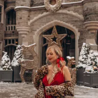 Looking for some fun things to do at Christmas in Toronto this holiday season? This guide is for you! Toronto has so many incredibly fun & festive activities to do during the Christmas season. From festive pop up bars to family friendly fun, this guide has you covered to get the most out of the Christmas season in Toronto! Pictured here: Christmas at the Castle