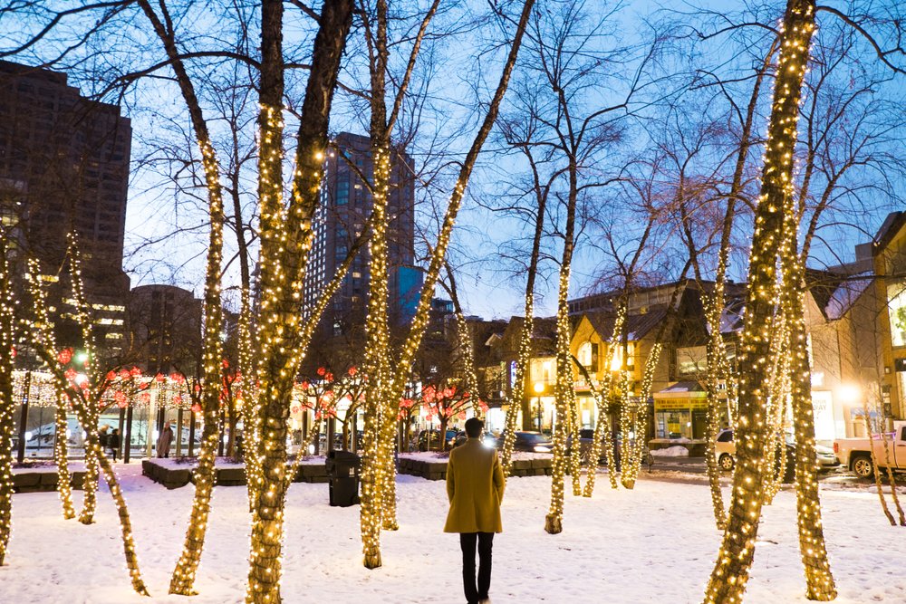 Looking for some fun things to do at Christmas in Toronto this holiday season? This guide is for you! Toronto has so many incredibly fun & festive activities to do during the Christmas season. From festive pop up bars to family friendly fun, this guide has you covered to get the most out of the Christmas season in Toronto! Pictured here: Check out the holiday lights at Yorkville Village