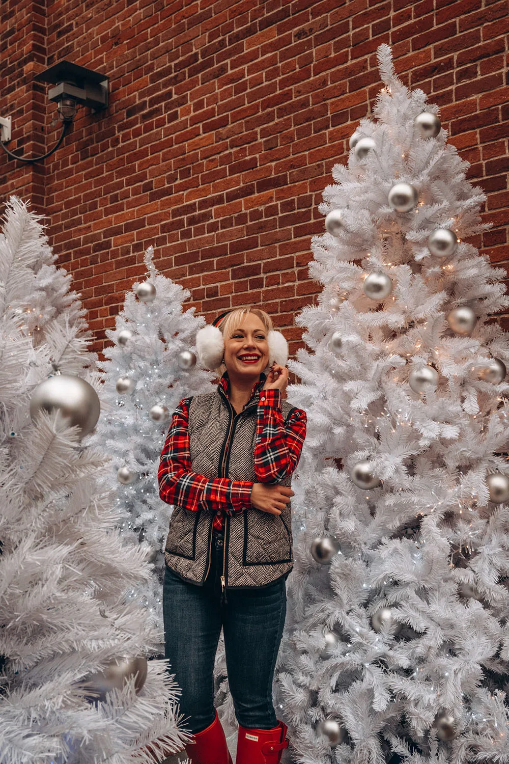 Looking for some fun things to do at Christmas in Toronto this holiday season? This guide is for you! Toronto has so many incredibly fun & festive activities to do during the Christmas season. From festive pop up bars to family friendly fun, this guide has you covered to get the most out of the Christmas season in Toronto! Pictured here: Distillery Winter Village