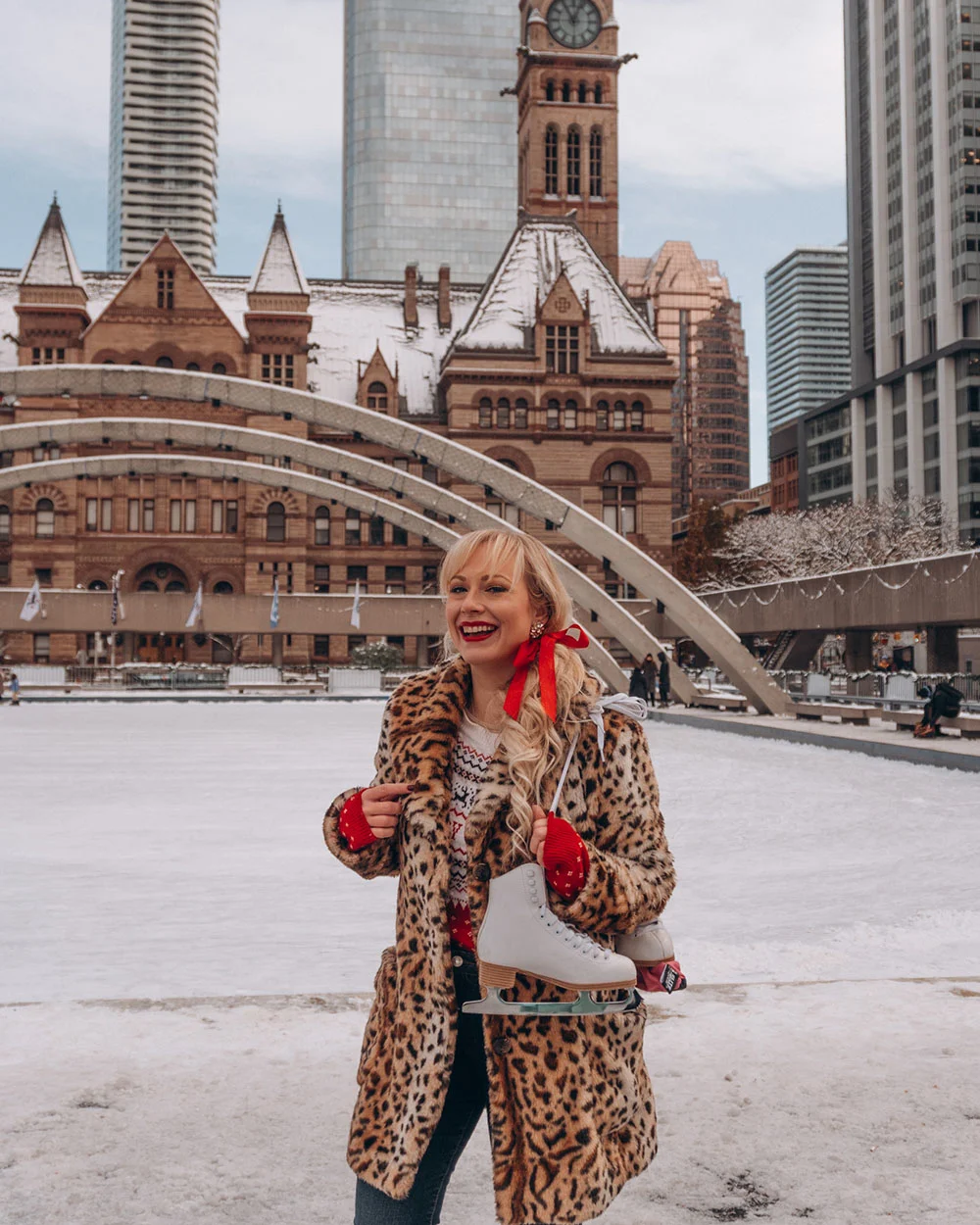 Looking for some cheap & free things in Toronto at Christmas time? This guide is for you! Toronto has so many incredibly fun & festive yet affordable activities to do during the Christmas season. From the Santa Claus parade to magical light displays, this guide includes all of the free and cheap activities to do in Toronto this holiday season. Pictured here: Skating at Nathan Phillips Square