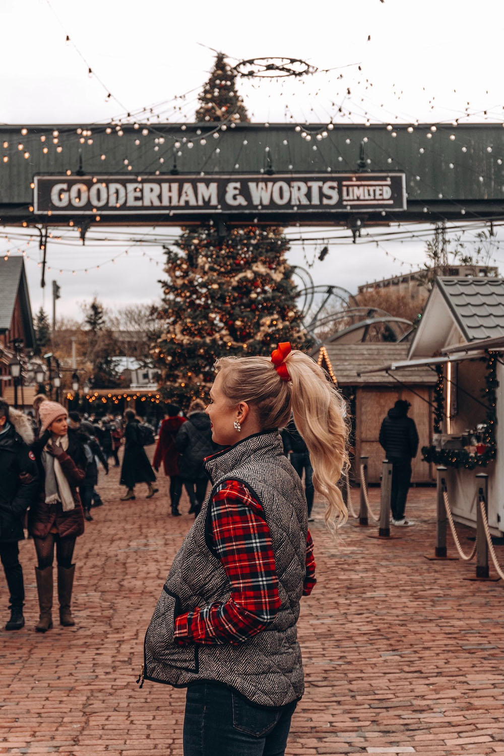 Looking for some cheap & free things in Toronto at Christmas time? This guide is for you! Toronto has so many incredibly fun & festive yet affordable activities to do during the Christmas season. From the Santa Claus parade to magical light displays, this guide includes all of the free and cheap activities to do in Toronto this holiday season. Pictured here: The Distillery Winter Village