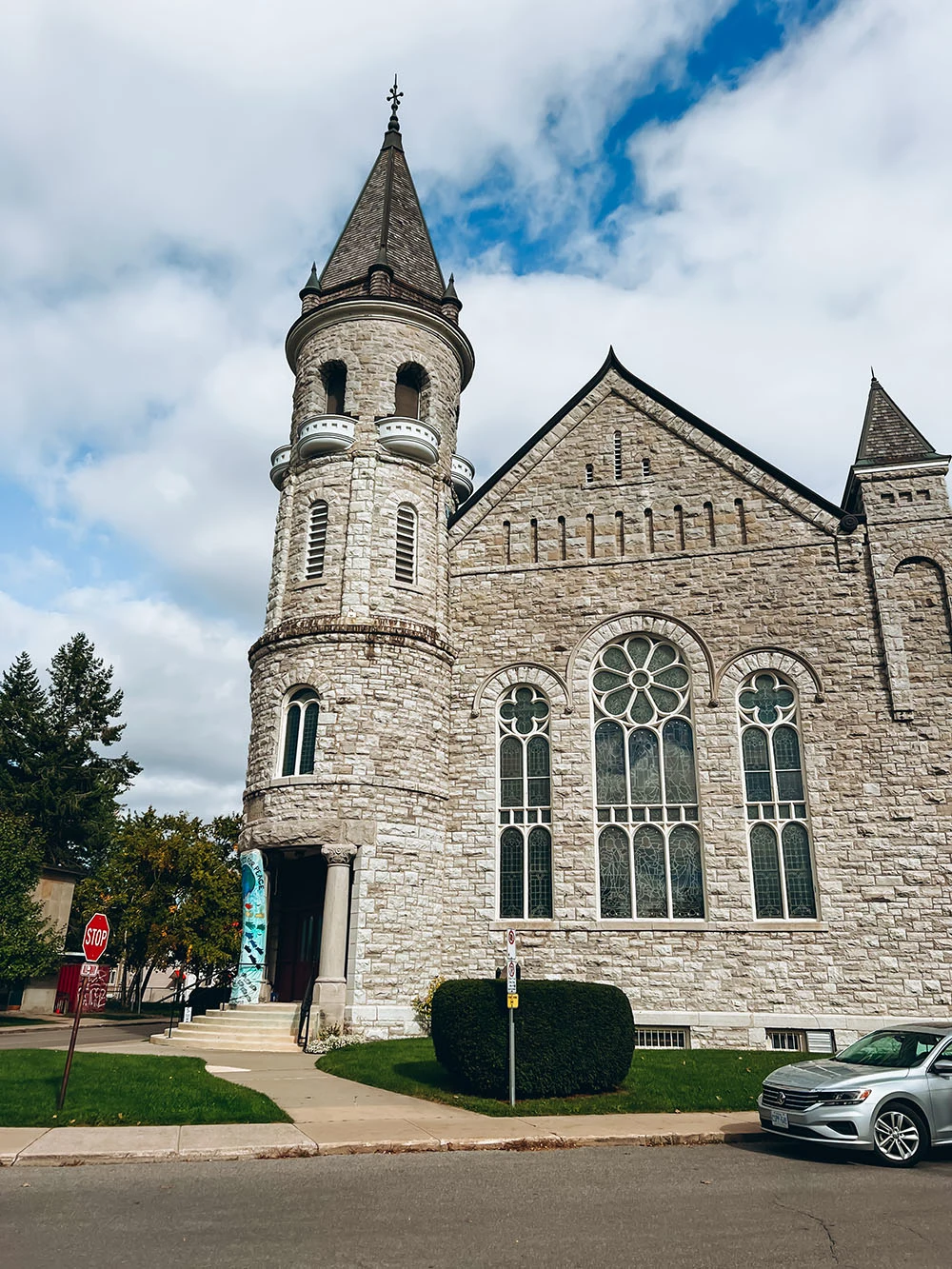 Planning a trip to Kingston, Ontario soon? This guide to the best things to do in Kingston is for you! From the top Kingston activities and attractions, to the must see sights, best restaurants, bars, and everything in between. You won’t want to miss this guide that will help you plan your perfect Kingston getaway. Pictured here: Beautiful church in Kingston
