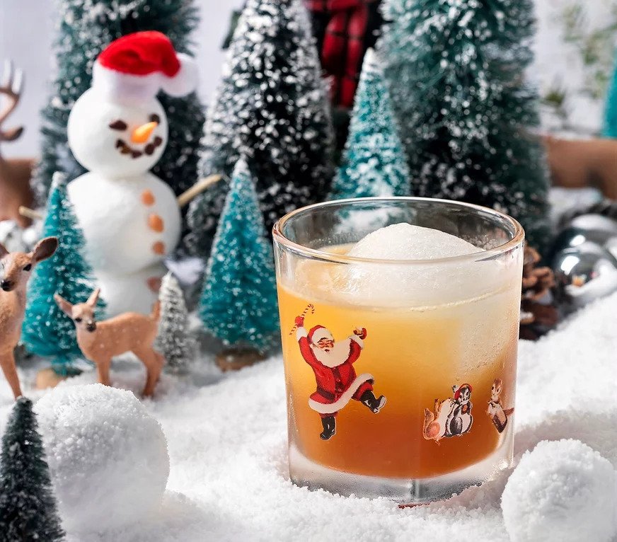 Looking for a Christmas themed bar to enjoy a festive drink in this holiday season? This is for you! For the last few years Christmas bars have been popping up in Toronto during the holiday season and they are so much fun. From festive cocktails to over the top holiday decor, here are the Toronto Christmas bars that you need to check out in 2022. Pictured here: Miracle on Bloor