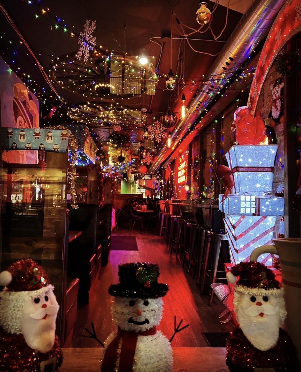 Looking for a Christmas themed bar to enjoy a festive drink in this holiday season? This is for you! For the last few years Christmas bars have been popping up in Toronto during the holiday season and they are so much fun. From festive cocktails to over the top holiday decor, here are the Toronto Christmas bars that you need to check out in 2022. Pictured here: Papi Chulo's Mistletoe & Margaritas