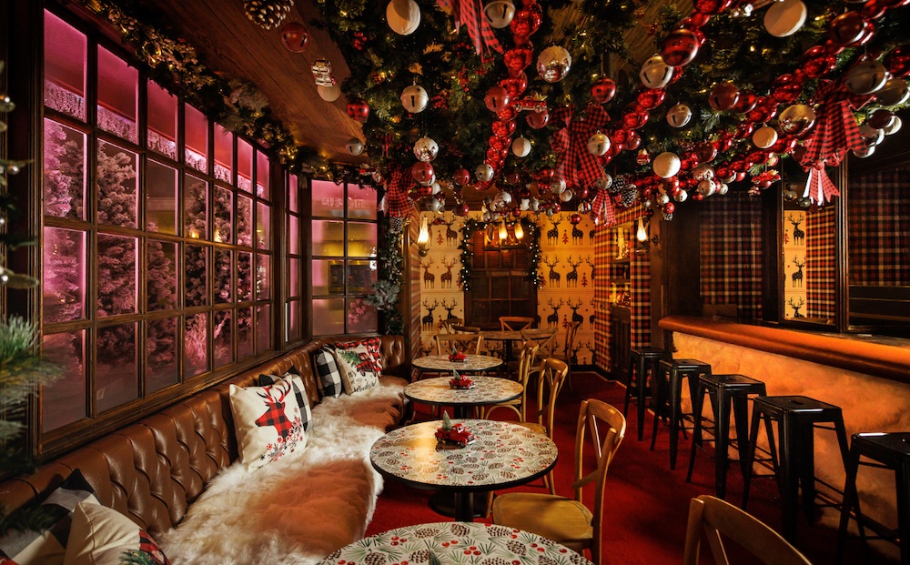 Looking for a Christmas themed bar to enjoy a festive drink in this holiday season? This is for you! For the last few years Christmas bars have been popping up in Toronto during the holiday season and they are so much fun. From festive cocktails to over the top holiday decor, here are the Toronto Christmas bars that you need to check out in 2022. Pictured here: The Thirsty Elf