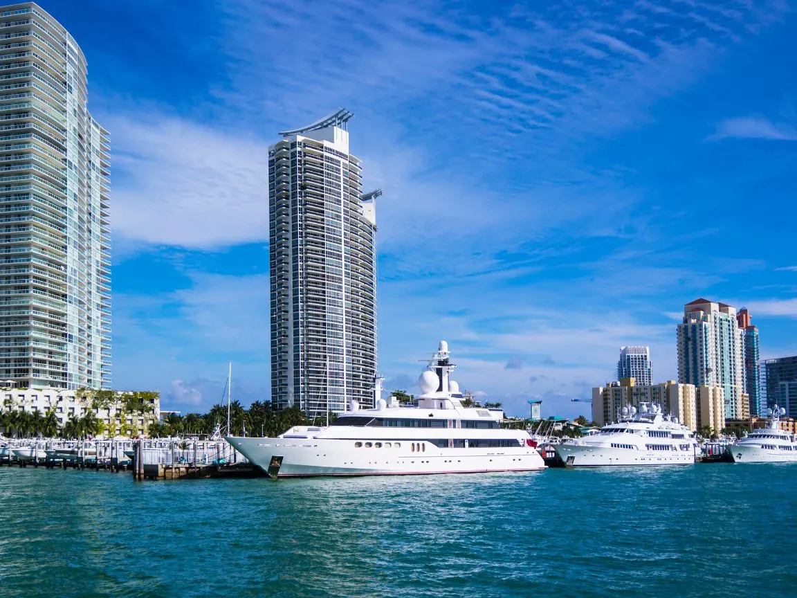 Everything you need to know to plan your trip to Miami, Florida! This guide is chock full of all of the best things to do in Miami to ensure you have the best possible trip ever. It includes everything from what to see, do, eat, drink, and where to shop while you’re there. From family friendly Miami attractions to adults only events, you don’t want to miss this comprehensive guide to the top things to do in Miami.

Pictured here: Go on a private boat tour of Biscayne Bay