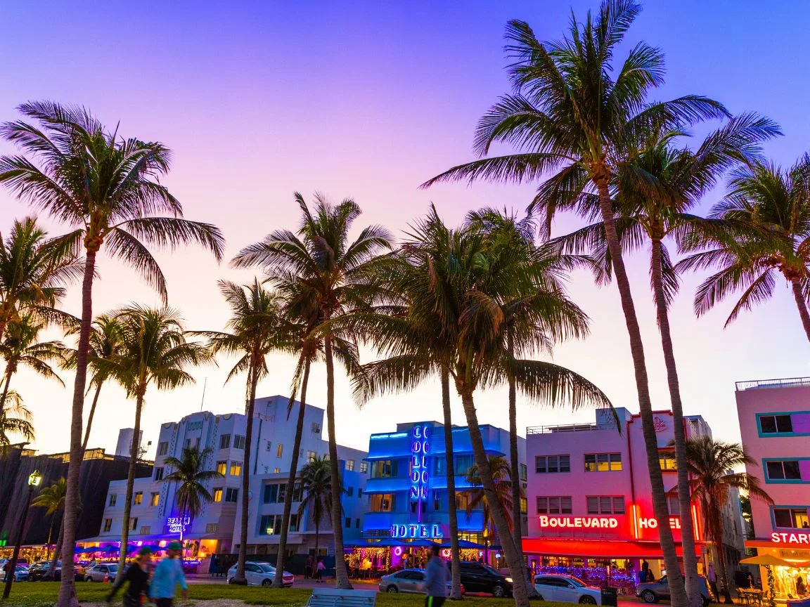 Everything you need to know to plan your trip to Miami, Florida! This guide is chock full of all of the best things to do in Miami to ensure you have the best possible trip ever. It includes everything from what to see, do, eat, drink, and where to shop while you’re there. From family friendly Miami attractions to adults only events, you don’t want to miss this comprehensive guide to the top things to do in Miami.

Pictured here: Head out for dinner & drinks on Ocean Drive
