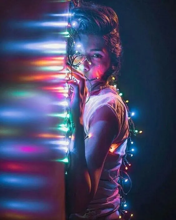 Home Photoshoot Ideas to try now! If you're looking for some unique home photoshoot ideas heres a list of photography ideas you can do from from home! Click the photo for the whole list! Pictured here: Shoot with Christmas lights