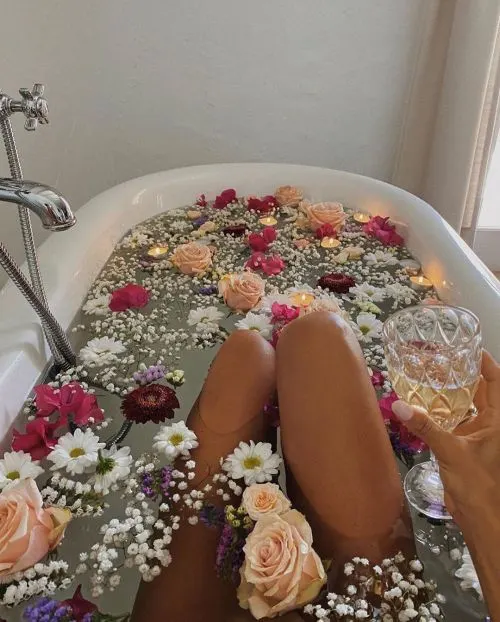 Home Photoshoot Ideas to try now! If you're looking for some unique home photoshoot ideas heres a list of photography ideas you can do from from home! Click the photo for the whole list! Pictured here: Have a flower bath