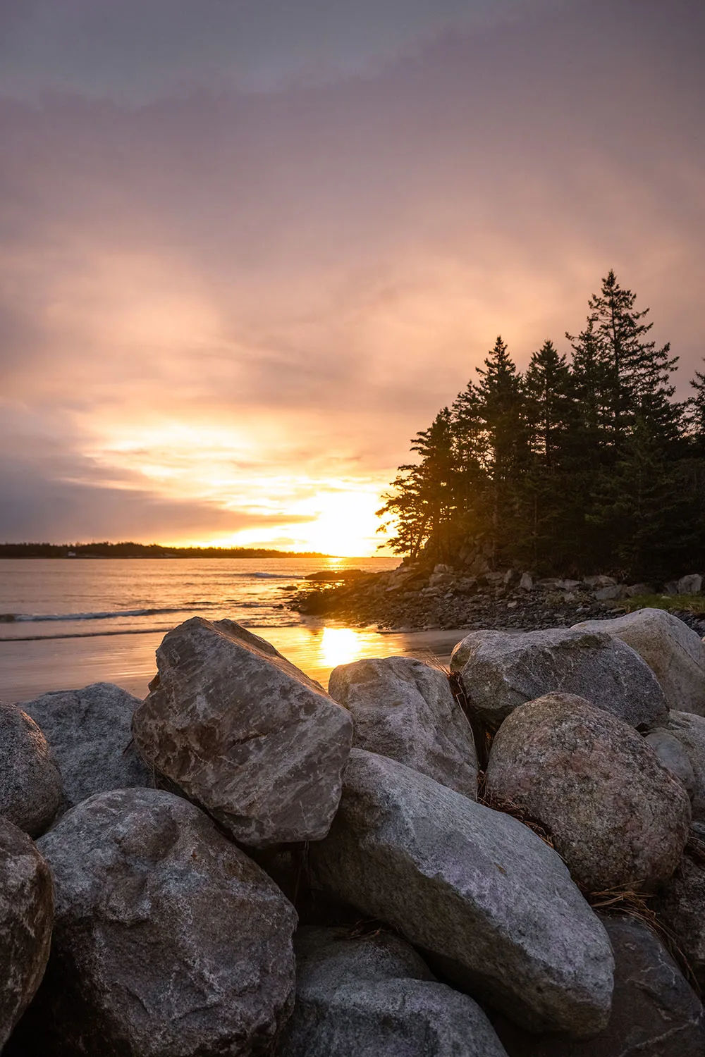 Shelburne County, Nova Scotia is an absolutely charming Canadian destination with so much to offer. Here you’ll find the most amazing seafood, incredible beaches, adorable lighthouses, seaside cottages, and the friendliest of locals. If you’re planning a trip to Shelburne County soon, this guide to the best things to do in Shelburne County is for you! This guide covers everything to do in Shelburne County, from Barrington to Shelburne, and beautiful Lockeport. Pictured here: Lockeport sunset